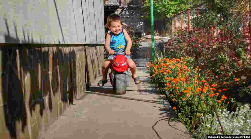 Юсуф – младший сын Сервера Мустафаева. Координатор общественного объединения «Крымская солидарность» был задержан два года назад – 21 мая 2018 года в Бахчисарае.  Обыск в доме Мустафаевых начался на рассвете – в шесть утра – и закончился задержанием главы семьи. На следующий день подконтрольный Кремлю Киевский районный суд Симферополя арестовал Мустафаева. С тех пор активист находится в Симферопольском СИЗО. Обвинения против него приобщили к бахчисарайскому «делу Хизб ут-Тахрир»