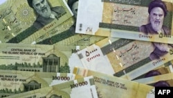 Як стверджували на державному телебаченні, засуджені були причетні до порушень на валютному ринку у 2016 році, коли іранський ріал різко втратив у ціні щодо основних іноземних валют