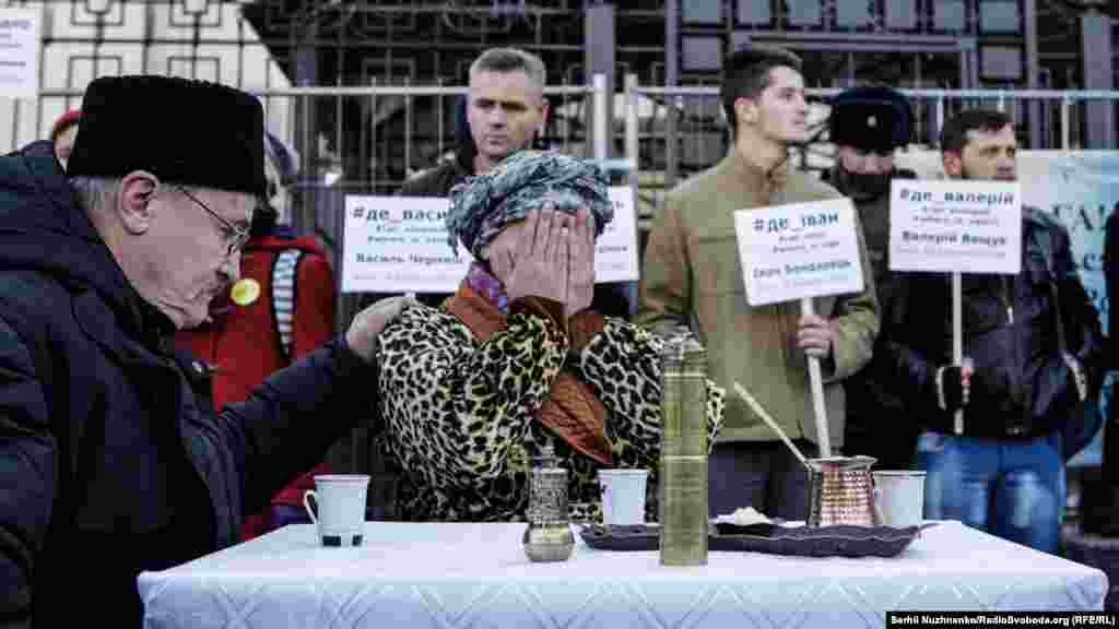 Сергей, переселенец из Донбасса, и Людмила, переселенка из Крыма, приняли участие в акции, сыграв родителей, которые ждут пропавшего без вести сына  