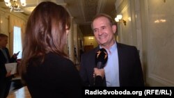 Сам Медведчук «нічого поганого у цьому не бачить», але назвати функції своїх помічників не хоче