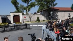 Представники ЗМІ чекають на початок переговорів біля робочого офісу президента Туреччини в палаці Долмабахче в Стамбулі, 15 травня 2025 року