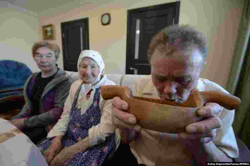 Главный дегустатор — старейший житель Малого Сундыря Василий Владимирович Эльман. Он пробует пиво, а затем произносит речь. Василий Владимирович хвалит пиво и пивоваров. И желает всем, чтобы "мир крепко держался".  