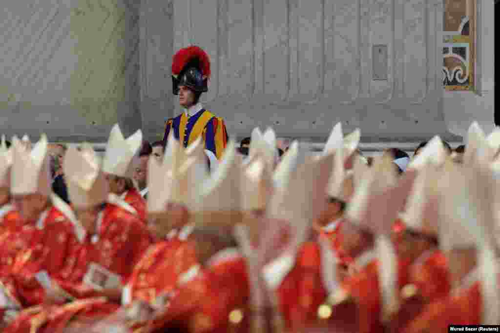 Декан Колегії кардиналів (група найближчих помічників і радників папи, до складу якої входять усі кардинали Католицької церкви з усього світу – ред.), кардинал Джованні Баттіста Ре проводить святу месу, яку відправляють з нагоди обрання нового папи, у базиліці Святого Петра у Ватикані.На тлі кардиналів стоїть швейцарський гвардієць (почесна варта Святого престолу)