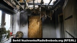 Як зазначають у поліції, під час огляду будинку вилучене пожежне сміття, сліди біологічне походження та «інші речові докази»