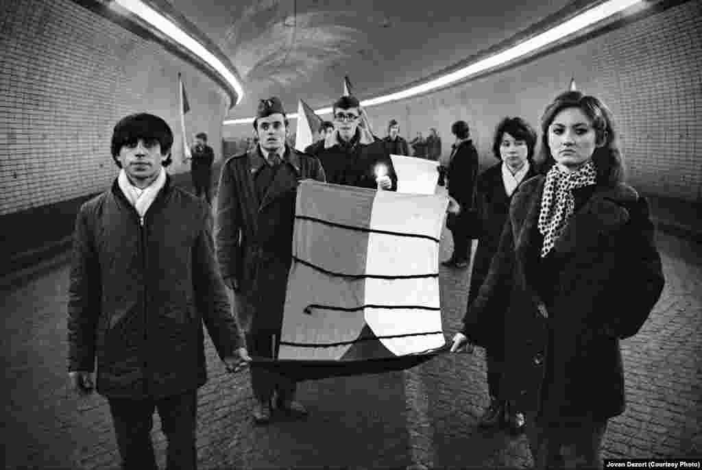 Під час похорону Палаха 25 січня 1969 року люди несуть чехословацькі прапори