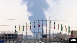 Дым над иранским НПЗ после изральского удара 15 июня