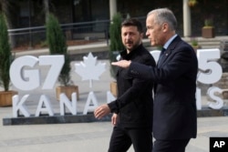 Премьер-министр Канады Марк Карни (на переднем плане) и президент Украины Владимир Зеленский. Канада была единственной страной, выделившей пакет помощи Украине в ходе саммита "Группы семи"