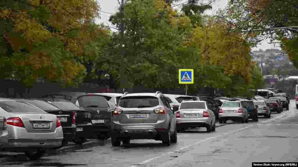 У здания российской полиции на улице Пушкина автомобили припаркованы в два ряда – это запрещено правилами дорожного движения