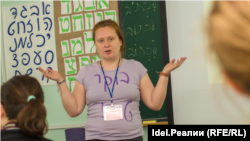 Мария Шнайд на фестивале языков в Чебоксарах представила иврит