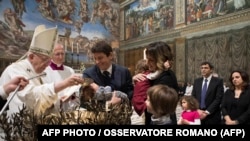 Папа римский Франциск совершает обряд крещения в Сикстинской капелле