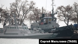 Украинские корабли, пришвартованные на стоянке судов «Генмол в центре Керчи на территории, контролируемой Погранслужбой ФСБ России