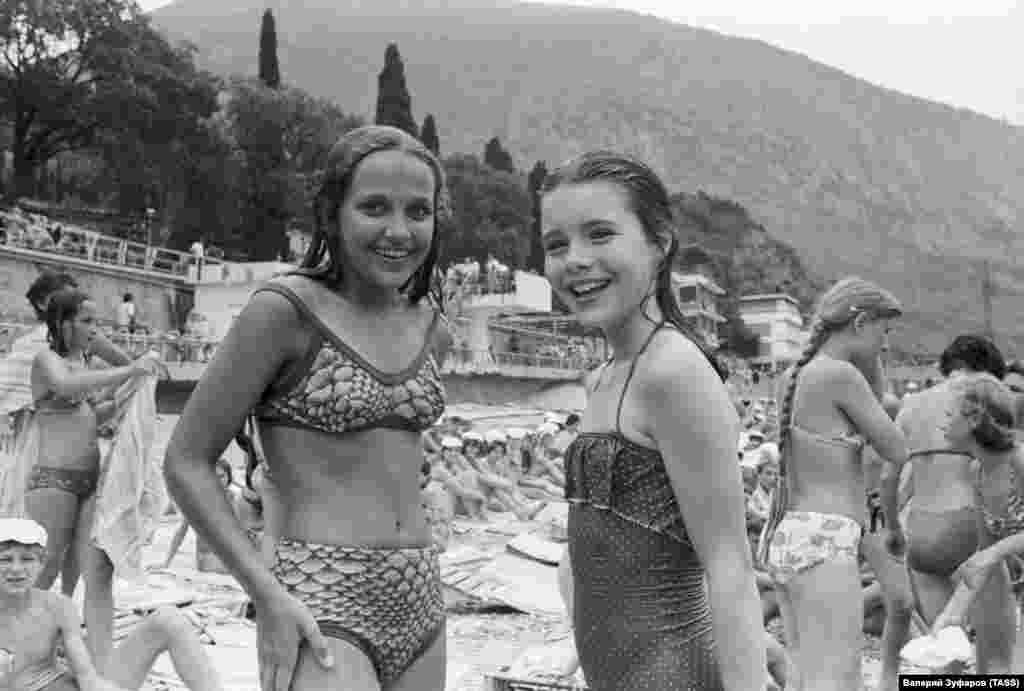 На фото: Саманта з ленінградською школяркою Наташею Каширіною. Її мама викладала англійську, тому в керівництві табору вирішили «звести» дівчаток для зручності американської гості. За три дні Саманта і Наташа потоваришували і продовжили спілкуватися навіть після закінчення зміни. На початку 1990-х Наташа разом із Ольгою Сахатовою їздили до США в ролі вожатих у табір імені Саманти Сміт, організованому її матір'ю Джейн Сміт. Там Каширіна познайомилася зі своїм майбутнім чоловіком і згодом переїхала жити у Каліфорнію