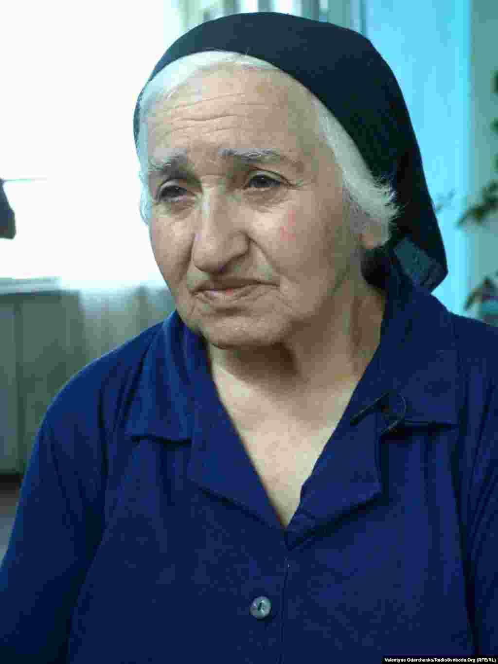 Мешканка села Красне, неподалік Степанакерту, пенсіонерка Нора Балаян живе зі своїм паралізованим чоловіком. Жінка  і досі вірить, що її зниклий без вісти  син, –  живий і неодмінно повернеться додому.