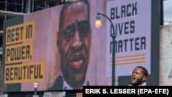 Lik Georga Floyda i natpis Black lives matter (Crni životi su važni)