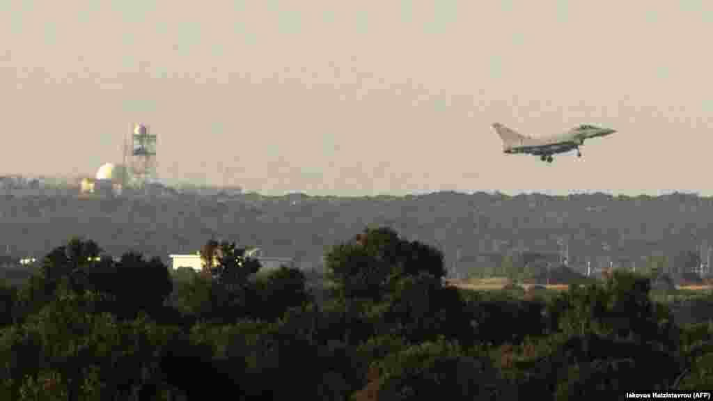 Британський військовий літак &laquo;Тайфун&raquo; приземляється на базі на острові Кіпр після відпрацьованих авіаударів по військово-хімічних об&#39;єктах у Сирії.