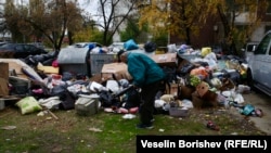 Човек пред препълнени контейнери за отпадъци в столичния квартал „Люлин“. Снимката е от 27 октомври 2025