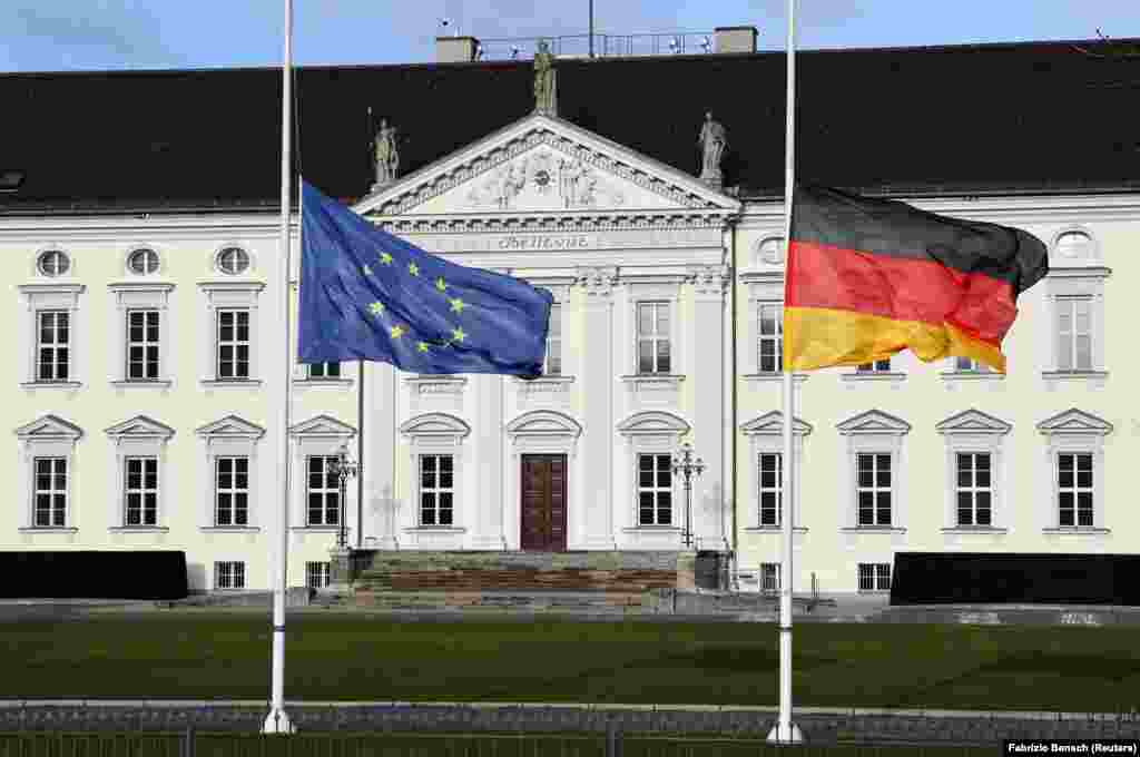 Сейчас федеральный президент Германии Франк-Вальтер Штайнмайер вместе с семьей проживает в одном из самых престижных районов Берлина – Целендорф. Канцлер Германии Ангела Меркель проживает в своей квартире в Берлине