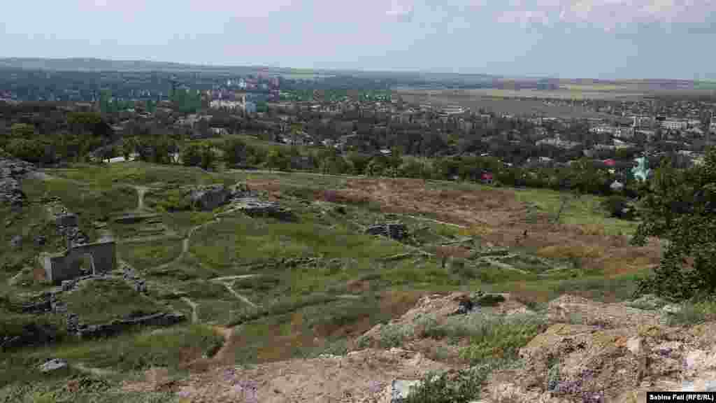 Руины древнего города Пантикапей, название которого в переводе означает «рыбный путь». Основание города датируется VII веком до н.э. 