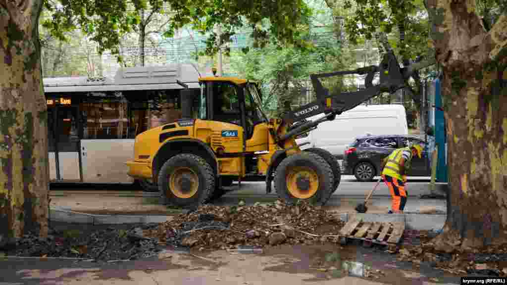 По-прежнему дорожно-ремонтные работы ведутся на улице Киевской, на отрезке между площадью Куйбышева и автовокзалом. Их ведет строитель автотрассы «Таврида» – питерская фирма «ВАД». Когда завершится ремонт – неизвестно