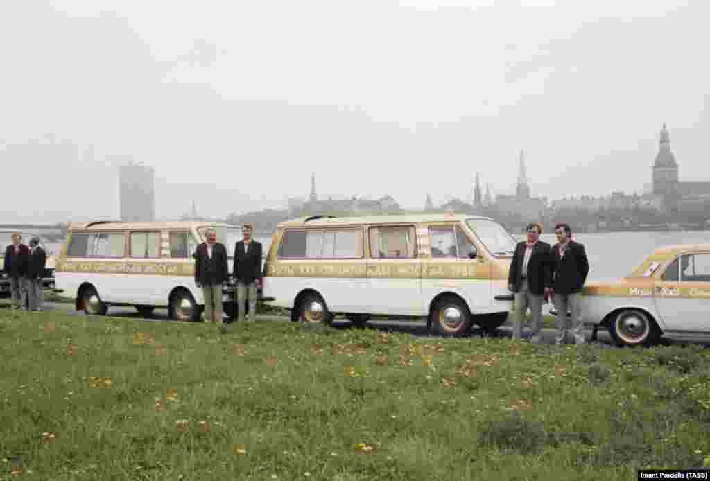 Олимпийские микроавтобусы в Риге, Латвия. Игры 1980 года проводились в нескольких  городах. Помимо Москвы – в Киеве, Минске и Таллине