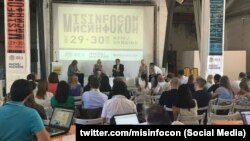 Панельна дискусія про боротьбу країн ЄС із дезінформацією під час міжнародного самміту з обговорення ситуації з дезінформацією в світі MisinfoCon