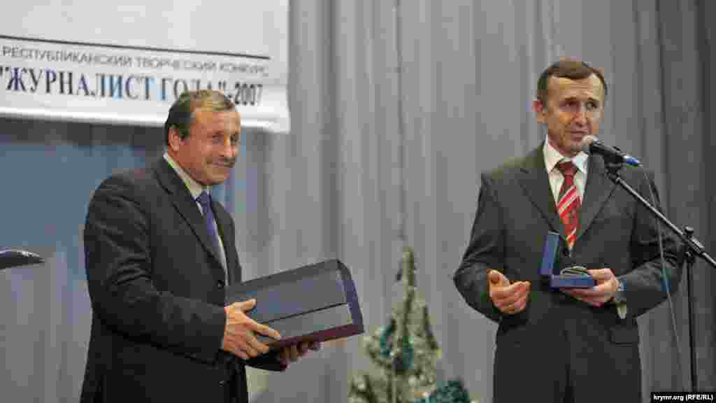 В 2007 году Николая Семену признали лучшим журналистом Крыма. На фото – председатель Совета министров АРК Виктор Плакида вручает награду. Еще через несколько лет Семена стал Заслуженным журналистом Украины