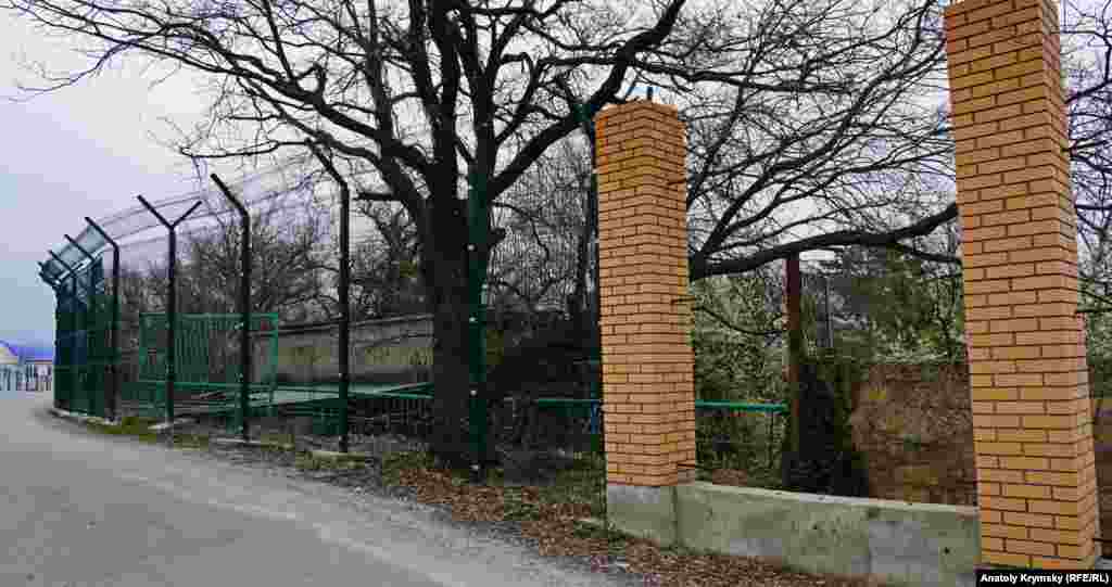 «Заборостроение» здравницы продолжается