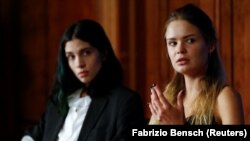 Бывшая жена Верзилова Надежда Толоконникова (слева) и его нынешняя подруга Вероника Никульшина в Берлине, 18 сентября 2018 года