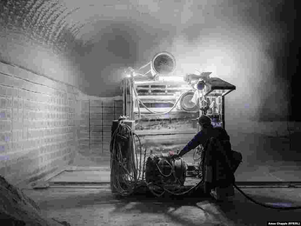 Рабочий нарезает солевые блоки в шахте под Соледаром. (фото 2019 года) До сих пор нет общего мнения, действительно ли вдыхание соляной пыли является чудодейственным средством от респираторных заболеваний и помогает при астме. Однако в соляных шахтах Солотвина на Закарпатье на протяжении десятилетий накопили положительный опыт лечения бронхиальной астмы и улучшения состояния тяжело больных с проблемами дыхания и аллергии. При президенте Викторе Януковиче шахты в Солотвине были обесточены и в результате этого затоплены. Польские врачи тоже подтверждают, что работники соляных шахт часто избегают заболеваний легких, характерных для других шахтеров. В Польше тоже развивается индустрия «галотерапии».