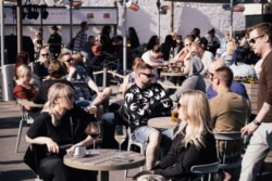 Заполненная людьми терраса ресторана в Хельсинки, 1 июня 2021 года