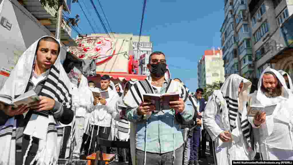 Представники однієї з течій юдаїзму – брацлавські хасиди – здійснюють паломництво до Умані, бо в місті розташована могила засновника цієї течії – рабина Нахмана з Брацлава. А роблять вони це на новий рік за юдейським календарем. Цьогоріч він припав на 6–8 вересня