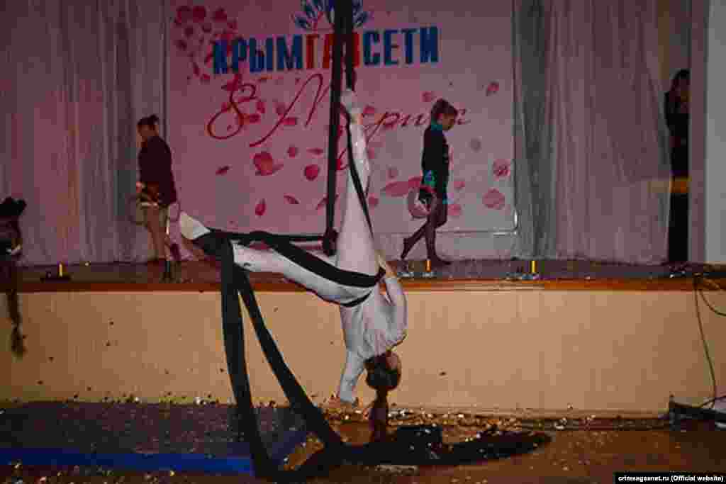 Сотрудницы «Крымгазсети» демонстрируют гимнастические таланты 