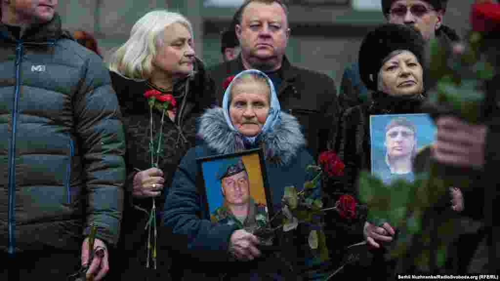 Буковинка Віра Кушнір тримає світлину свого сина  – десантника 9-ї роти, 3-го батальйону, 80-ї ОДШб, оборонця ДАПу Юрія Кушніра, який загинув від осколкового поранення в голову