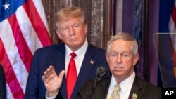 Дональд Трамп (л) і голова Гельсінської комісії, конгресмен-республіканець Джо Вілсон, 2023 рік