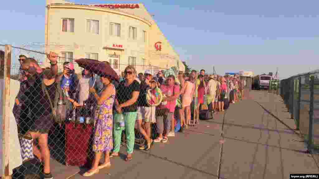 На «Чонгаре» увеличиваются очереди из-за частичной блокировки пунктов пропуска, 8 августа 2016 года