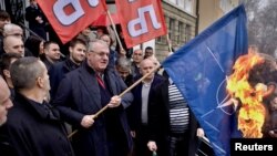 Воислав Шешель в Белграде 10 марта участвовал в акции сожжения флага НАТО