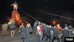 Снос памятника Ленину в Харькове