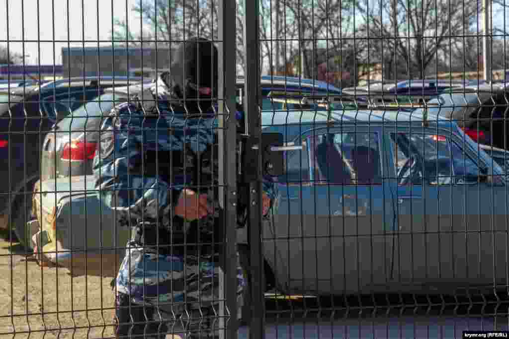  У сотрудников редакции обыскивают личные столы, изучают компьютеры. 