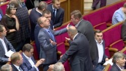 Депутати відмовились розглядати закон, який поверне гроші Януковича до бюджету (відео) Депутати відмовились розглядати закон, який поверне гроші Януковича до бюджету (відео)