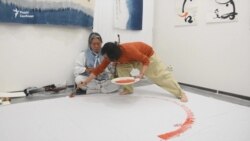 «Двоє чоловіків станцювали із пензлями» під корейську скрипку в Одесі – відео «Двоє чоловіків станцювали із пензлями» під корейську скрипку в Одесі – відео