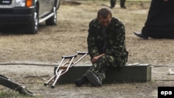 Раненый украинский солдат около госпиталя в городе Сватово, Луганская область