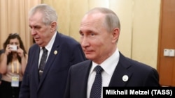 Мілош Земан (л) і президент Росії Володимир Путін (п), архівне фото