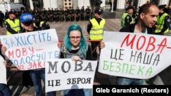 Під час акції біля парламенту України на підтримку закону «Про забезпечення функціонування української мови як державної», який депутати ухвали цього ж дня. Київ, 25 квітня 2019 року