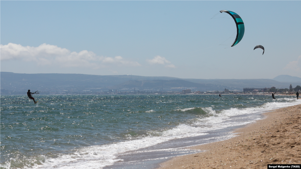 Весь берег Приморского – один сплошной пляж. До моря от шоссе идти не более 100-200 метров