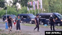 Policijska vozila i okupljanje građana ispred Filozofskog fakulteta u Novom Sadu, 26. avgust 2025.