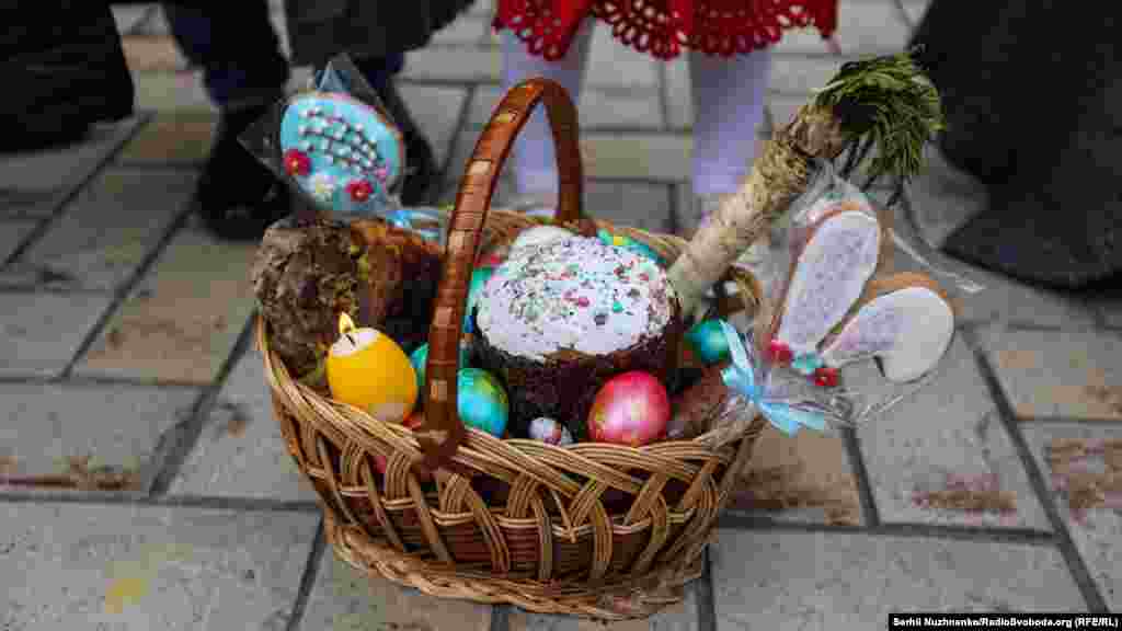 Всего в течение Пасхальной ночи в Нацполицию поступило 35 сообщений о возможных нарушениях. Больше всего зафиксировано нарушений, связанных с несоблюдением верующими дистанции или отсутствием защитных масок – 16. Также во время религиозных служб возникло восемь конфликтов