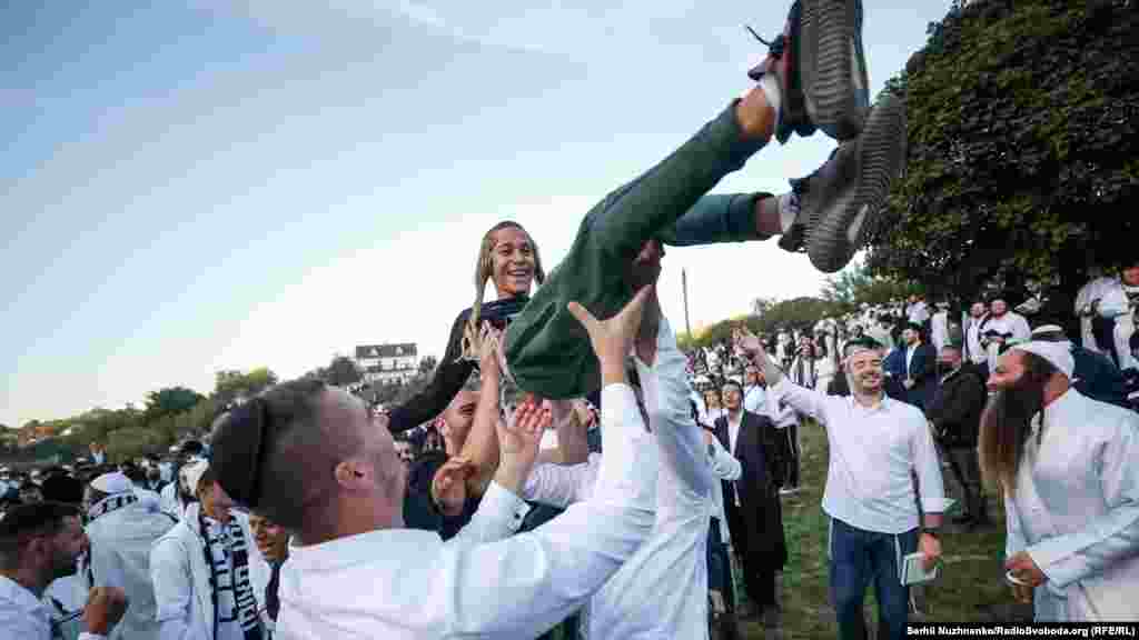 Традиційне привітання з Рош га-Шана на івриті звучить як «Шана това уметука!». А означає ця фраза наступне: «Доброго і солодкого вам року!»