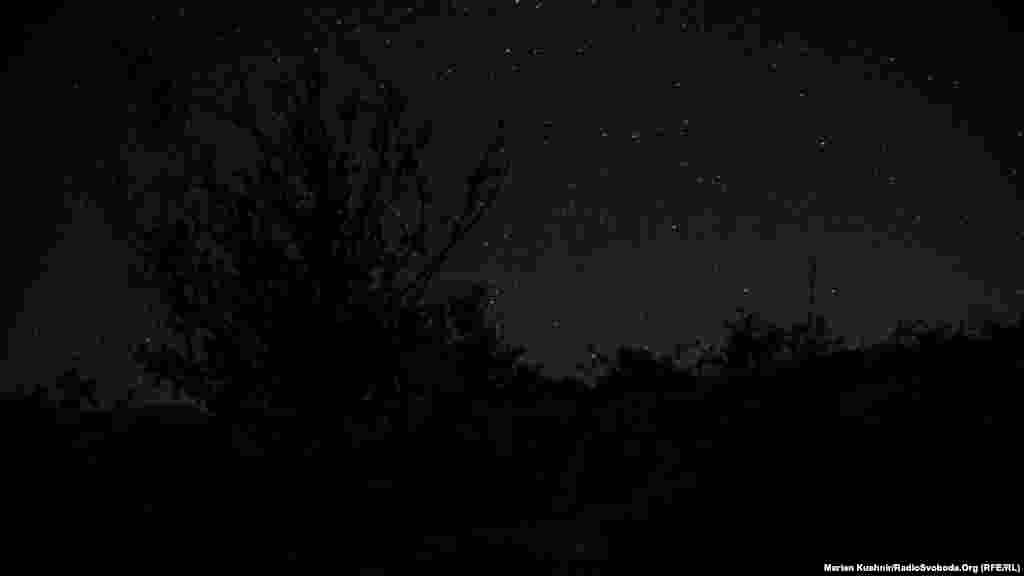 Вночі бойовики спробували обстріляти позиції ЗСУ. Солдати розповідають, що одного разу бій був настільки запеклим, що по той бік кричали: «Укроп, перестань стріляти, а то не буде з ким воювати»