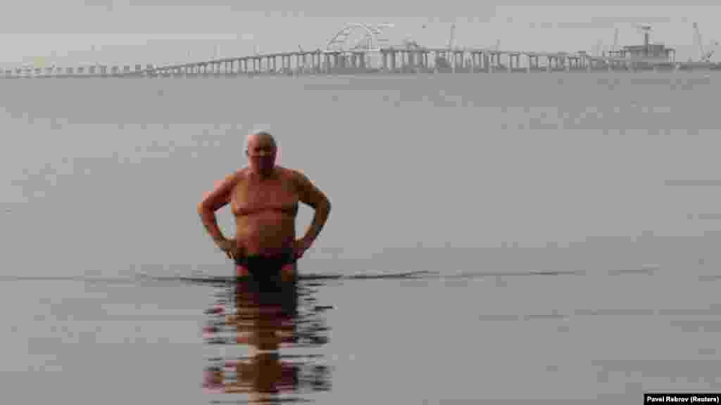 Местные жители успели «оценить» инициативы российской власти. Глобальная стройка моста и трассы «Таврида», которая призвана соединить надводный переход с Севастополем, изменила не только ландшафт полуострова. Многие жители потеряли свои дома и участки, через которые проходит трасса