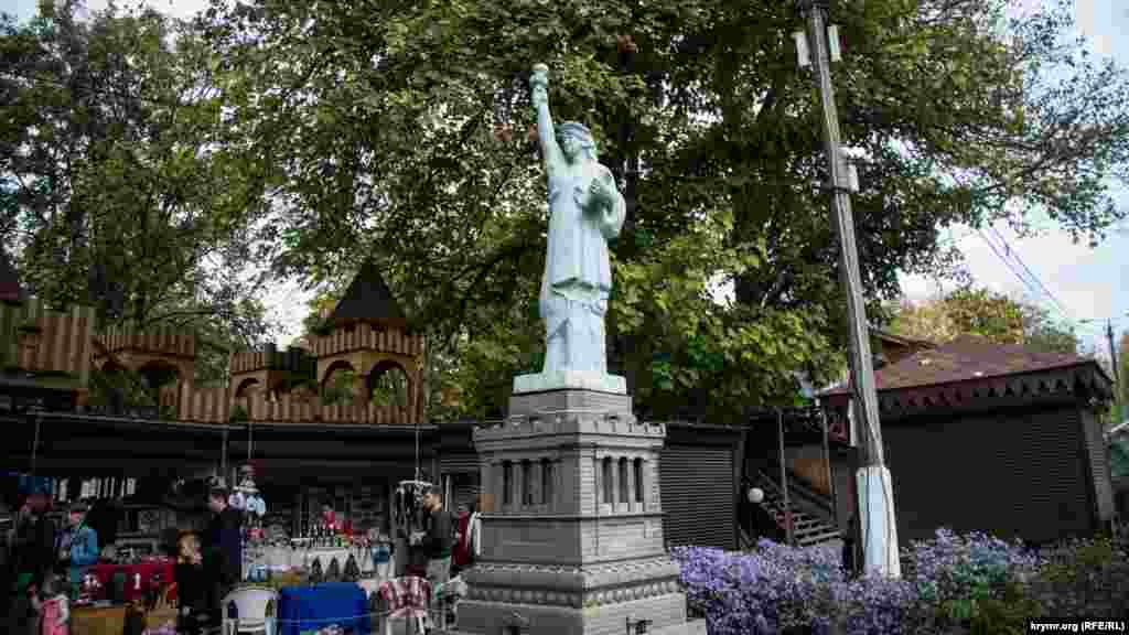 Среди миниатюр парка – американская статуя Свободы. Высота статуи от основания постамента до кончика факела – 93 метра, высота же самой статуи – около 34 метров